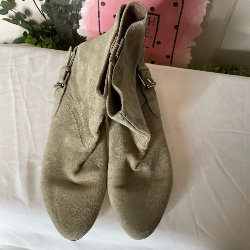 BELLE By Sigerson Morrison suede booties pull-on closure Sz 6